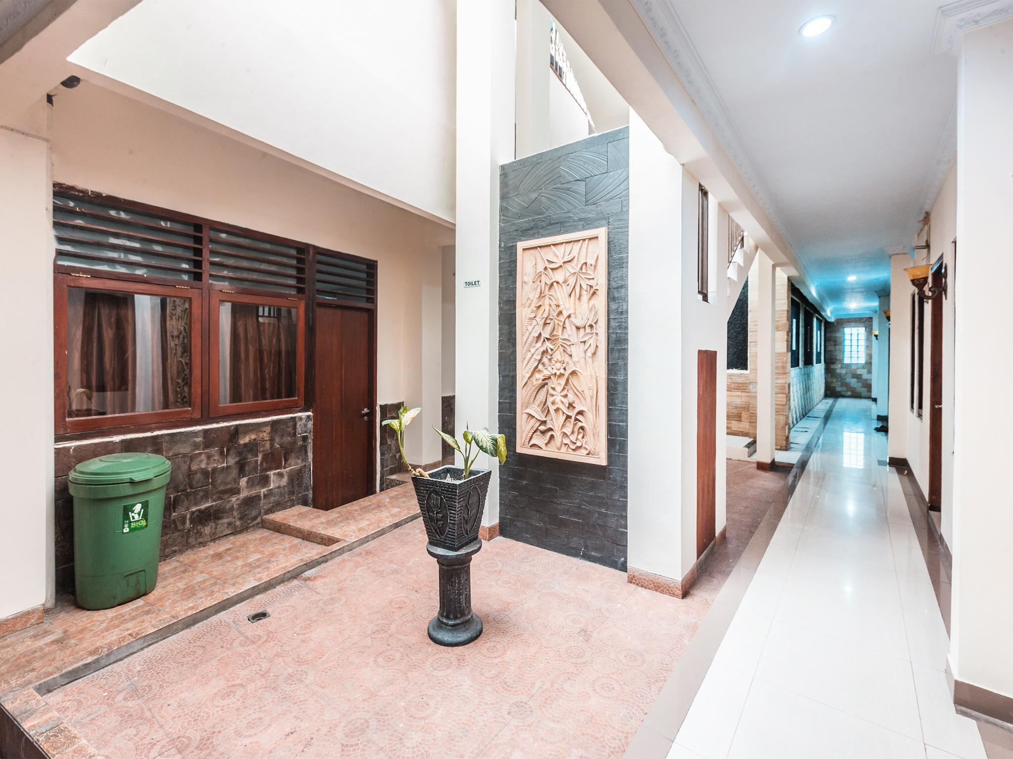 Oyo 1667 Wisma Lux Barkah Jakarta Eksteriør billede