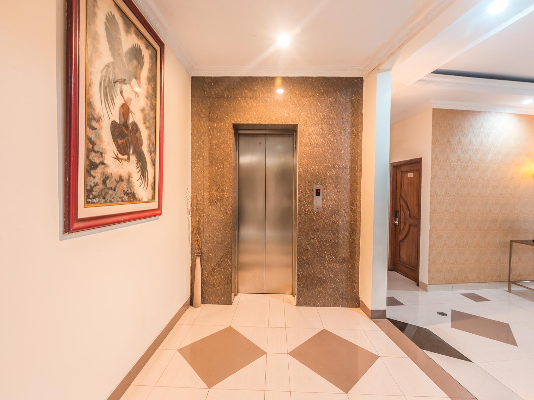 Oyo 1667 Wisma Lux Barkah Jakarta Eksteriør billede